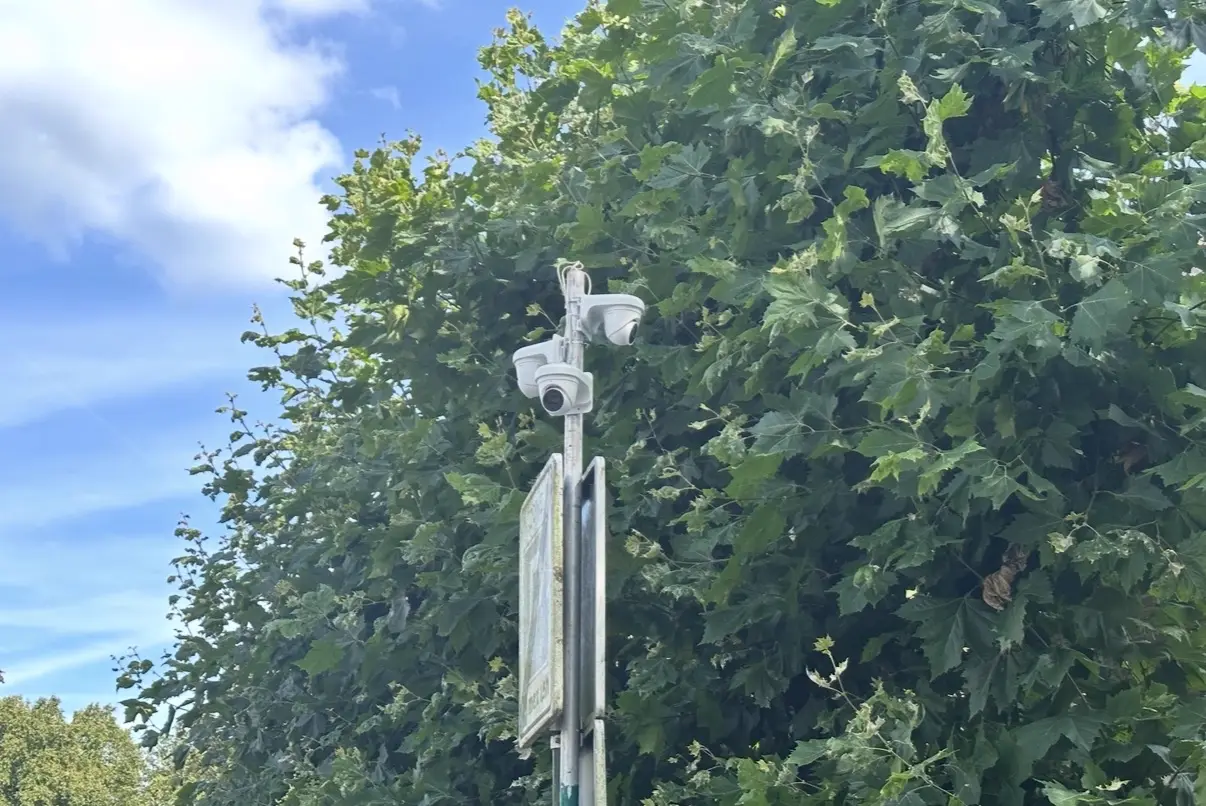 Tijdelijke cameramast in de dorpskern van Blaricum