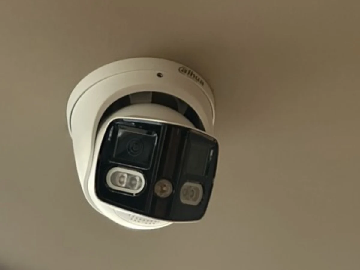 Camera aan het plafond binnenshuis, strak in de hoek weggewerkt