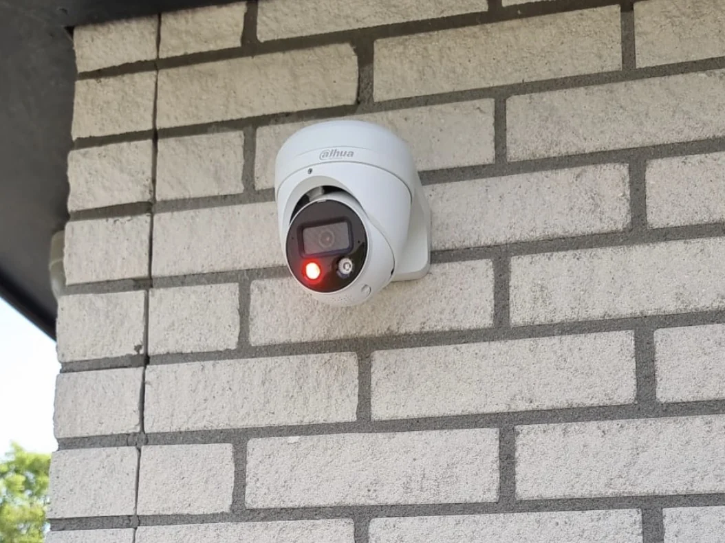 Camera met verlichting en een rood signaal dat afgaat zodra iemand het terrein op komt