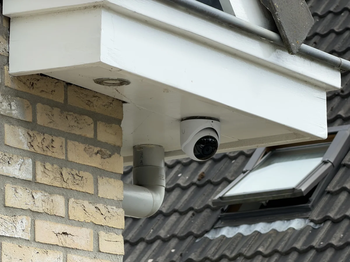 Camera onder het dakoverstek gemonteerd, kabel achter de boeidelen weggewerkt
