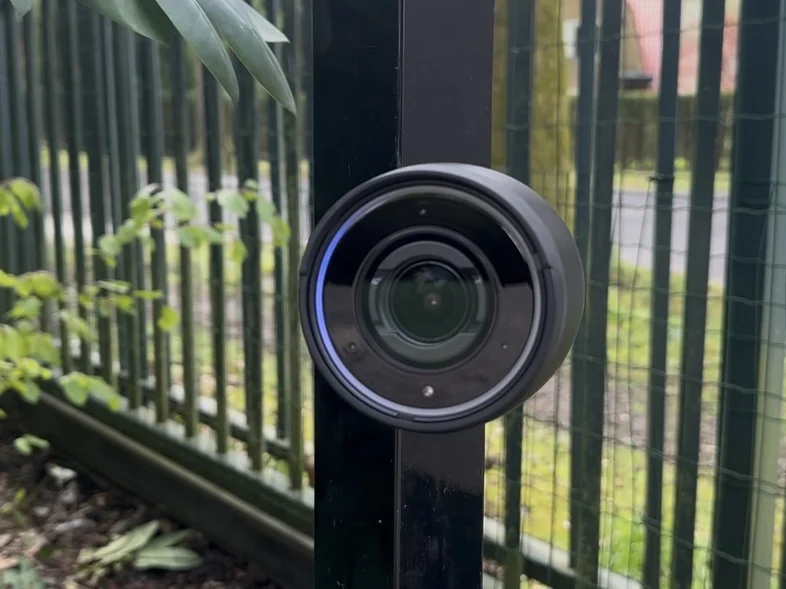 Camera op een hekpaal, met zicht langs het hele hek