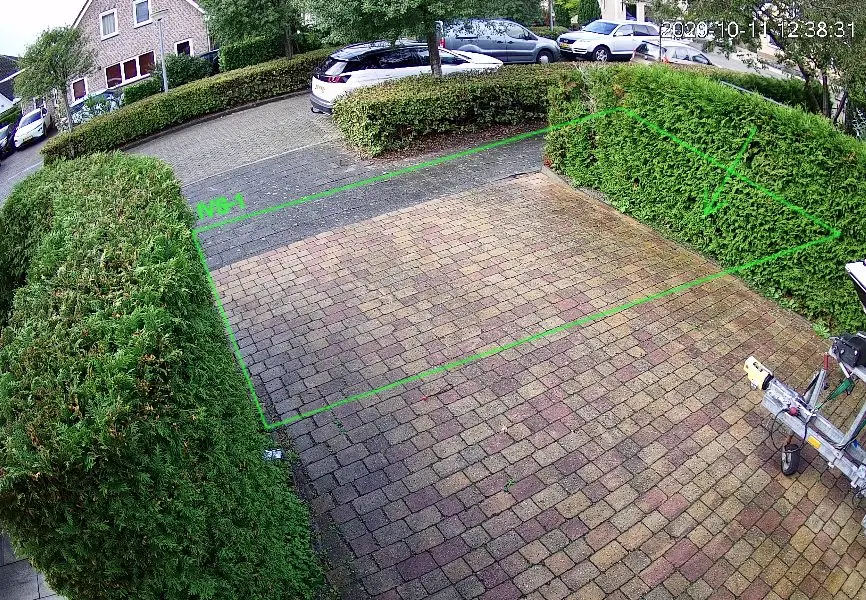 Camerabeeld van een oprit met een ingestelde detectielijn over de inrit