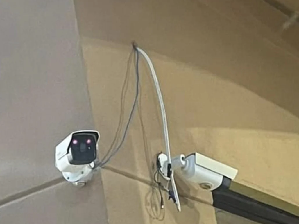 Twee camera's onder een luifel met kabels die er in lussen bij hangen