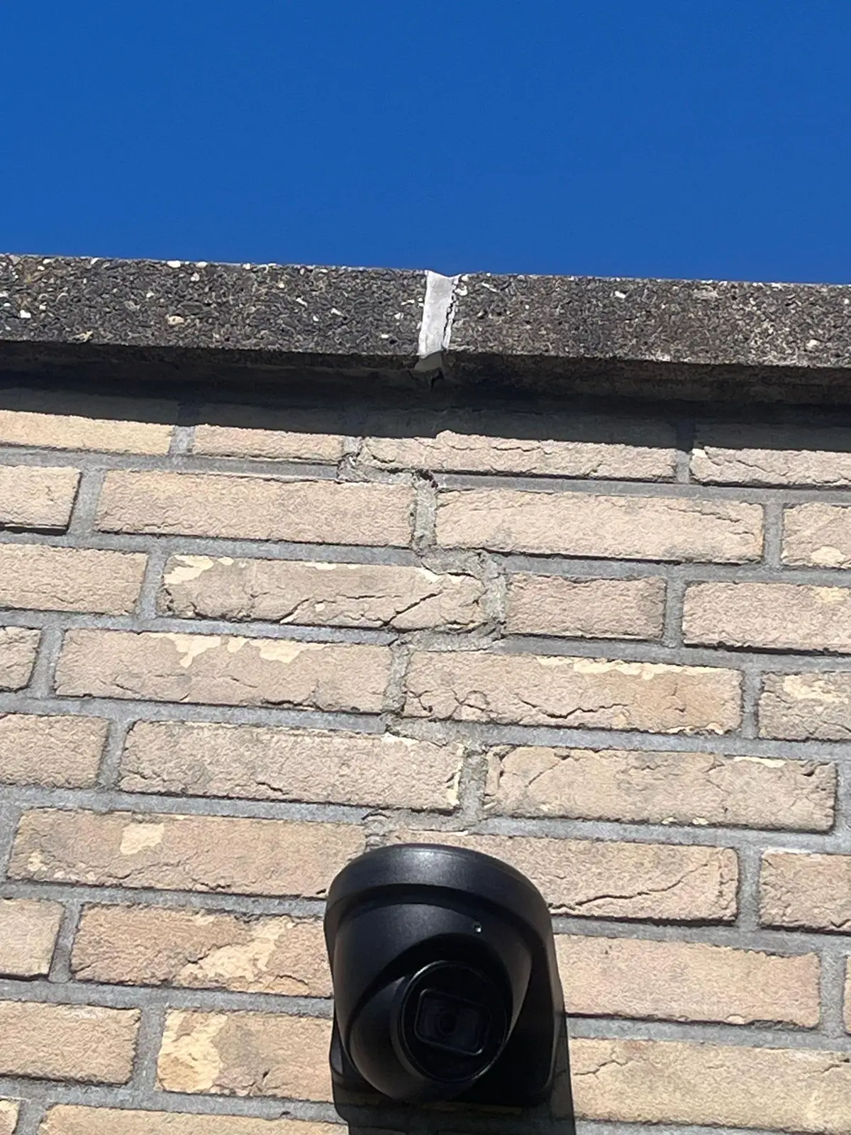 Kabel weggewerkt in het voegwerk, in de kleur van de specie