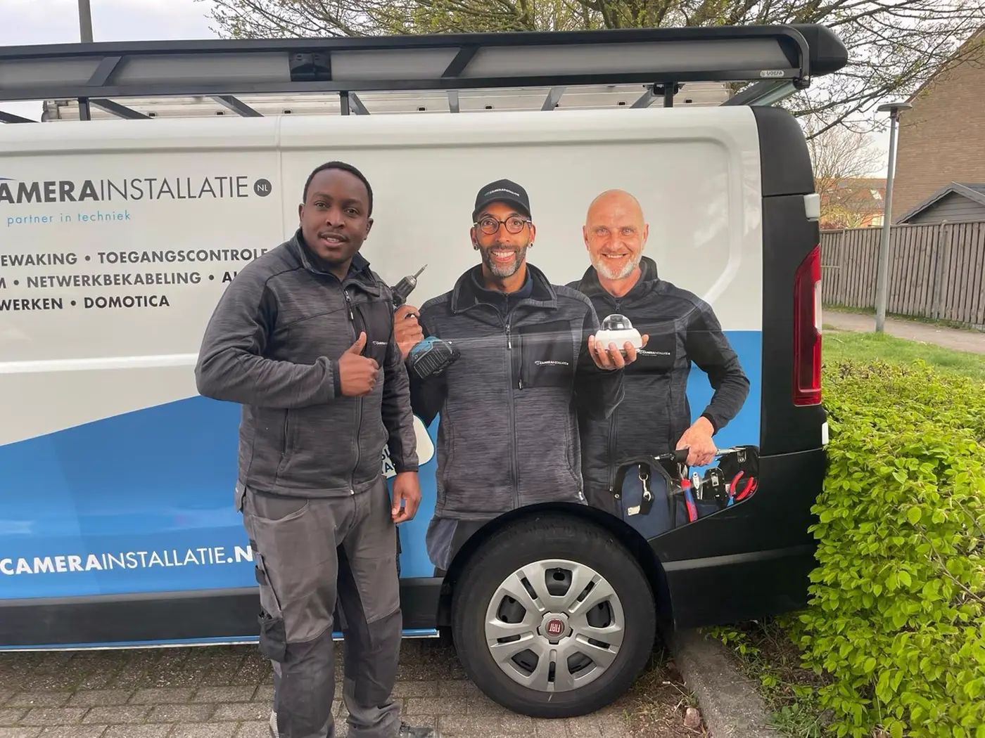 Monteur bij zijn eigen bus, met zijn foto op de zijkant