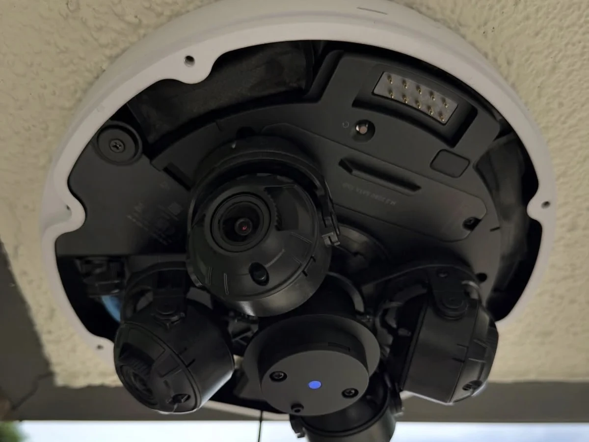 Een camera met vier lenzen, open tijdens het uitrichten