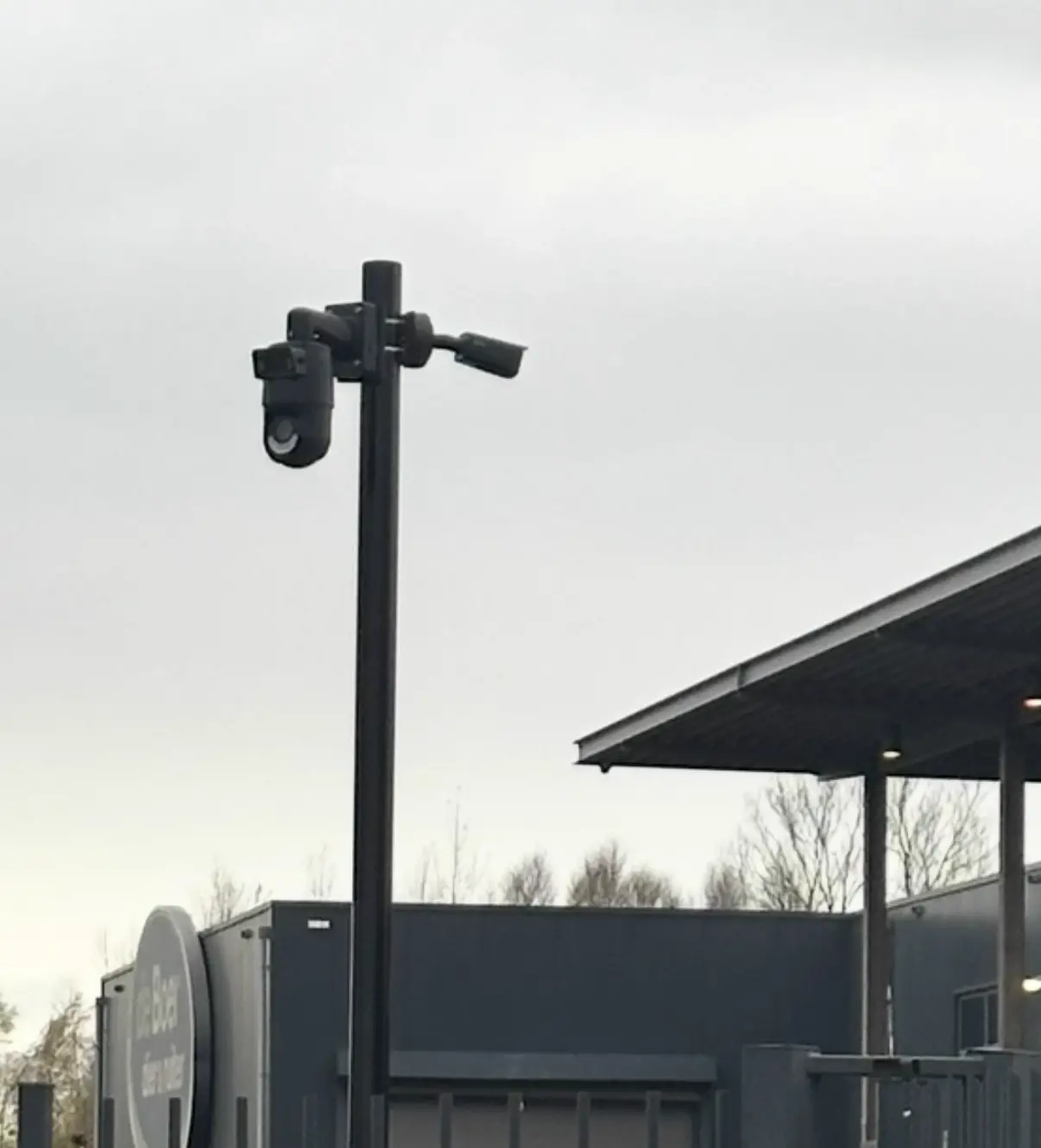 Cameramast op een terrein in Naarden