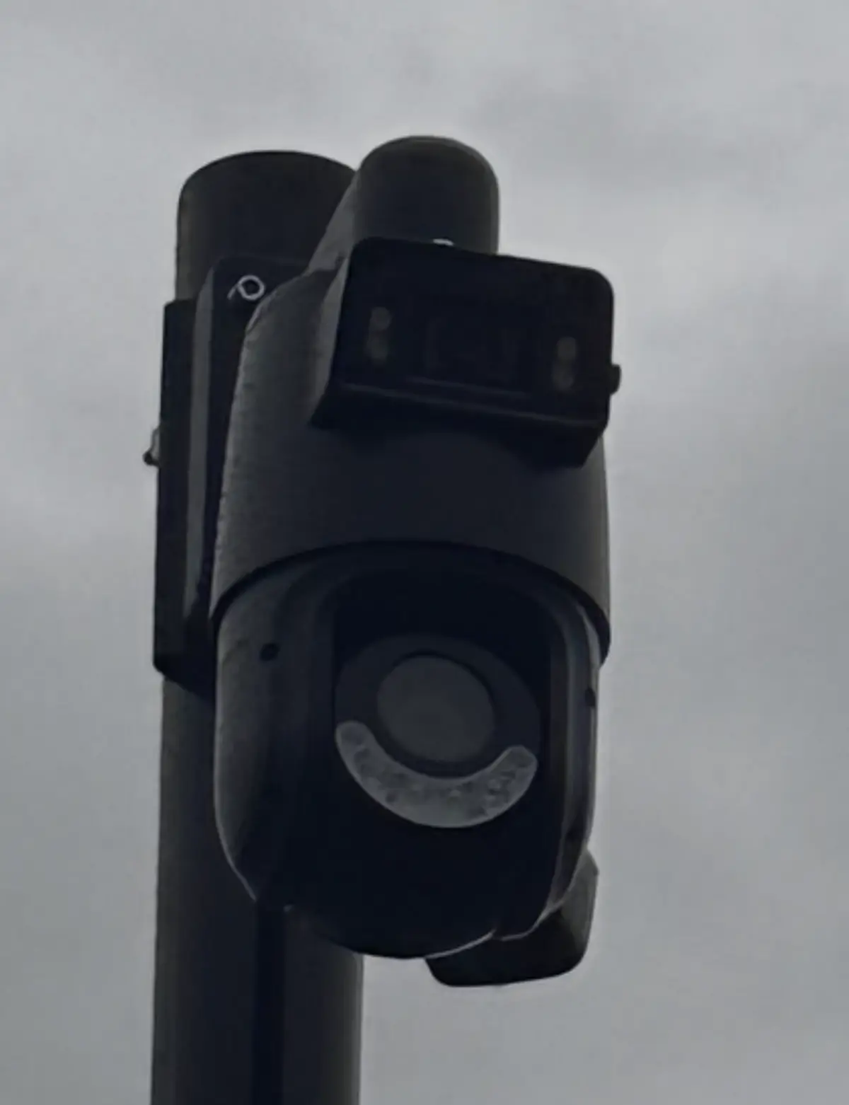 Slimme camera met persoons- en voertuigherkenning op een mast in Naarden