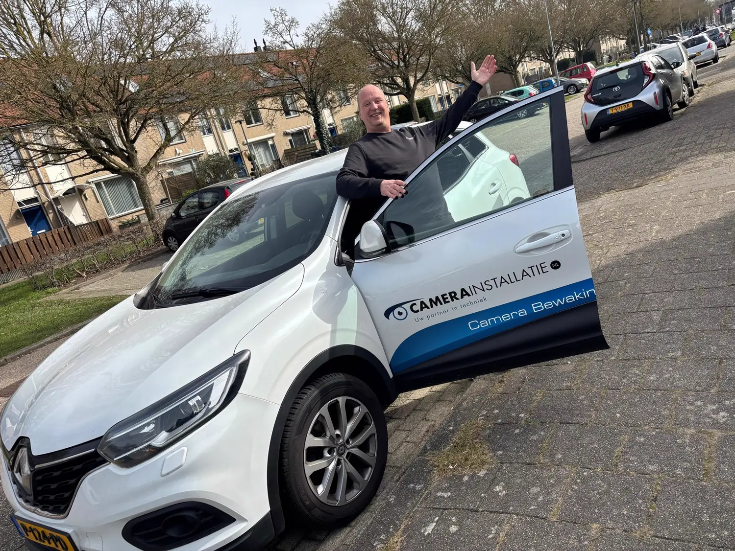 Het team en de werkbussen voor het eigen pand