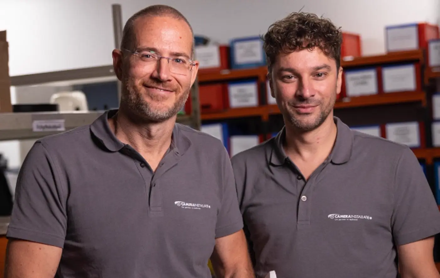 Oprichters Marc Herdes en John van den Bosch samen in het magazijn