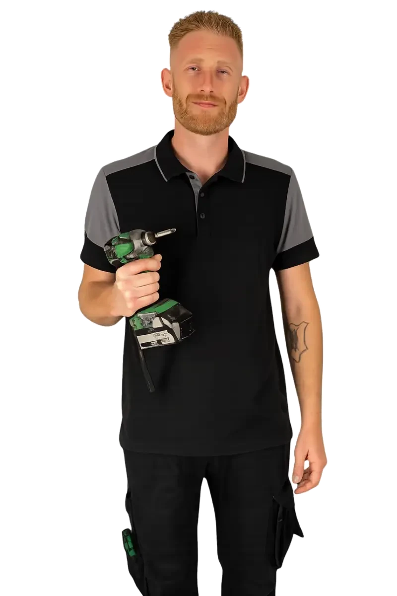 Peter, alarmspecialist, met een accuschroefmachine in zijn hand