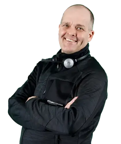 Sander, adviseur binnendienst, met een headset om zijn nek