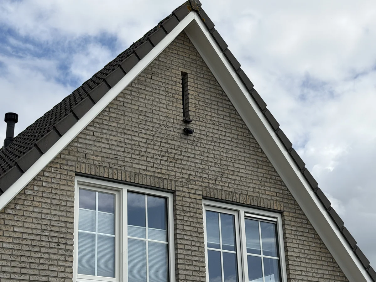 Een camera hoog in de topgevel, met overzicht over de hele voorkant