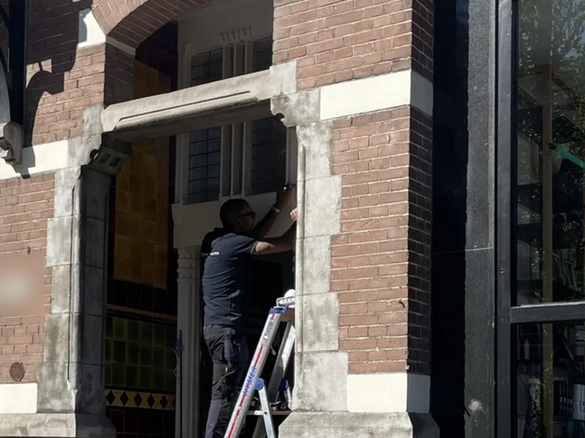 Aan het werk bij de entree van een monumentaal pand