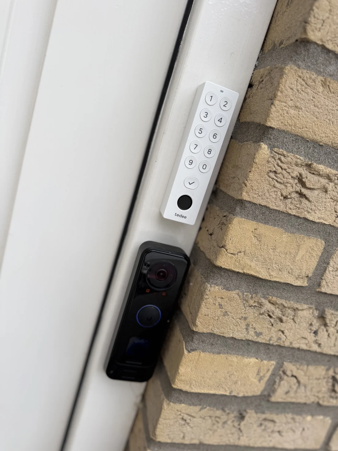Video-intercom en codeklavier naast de voordeur van een woning