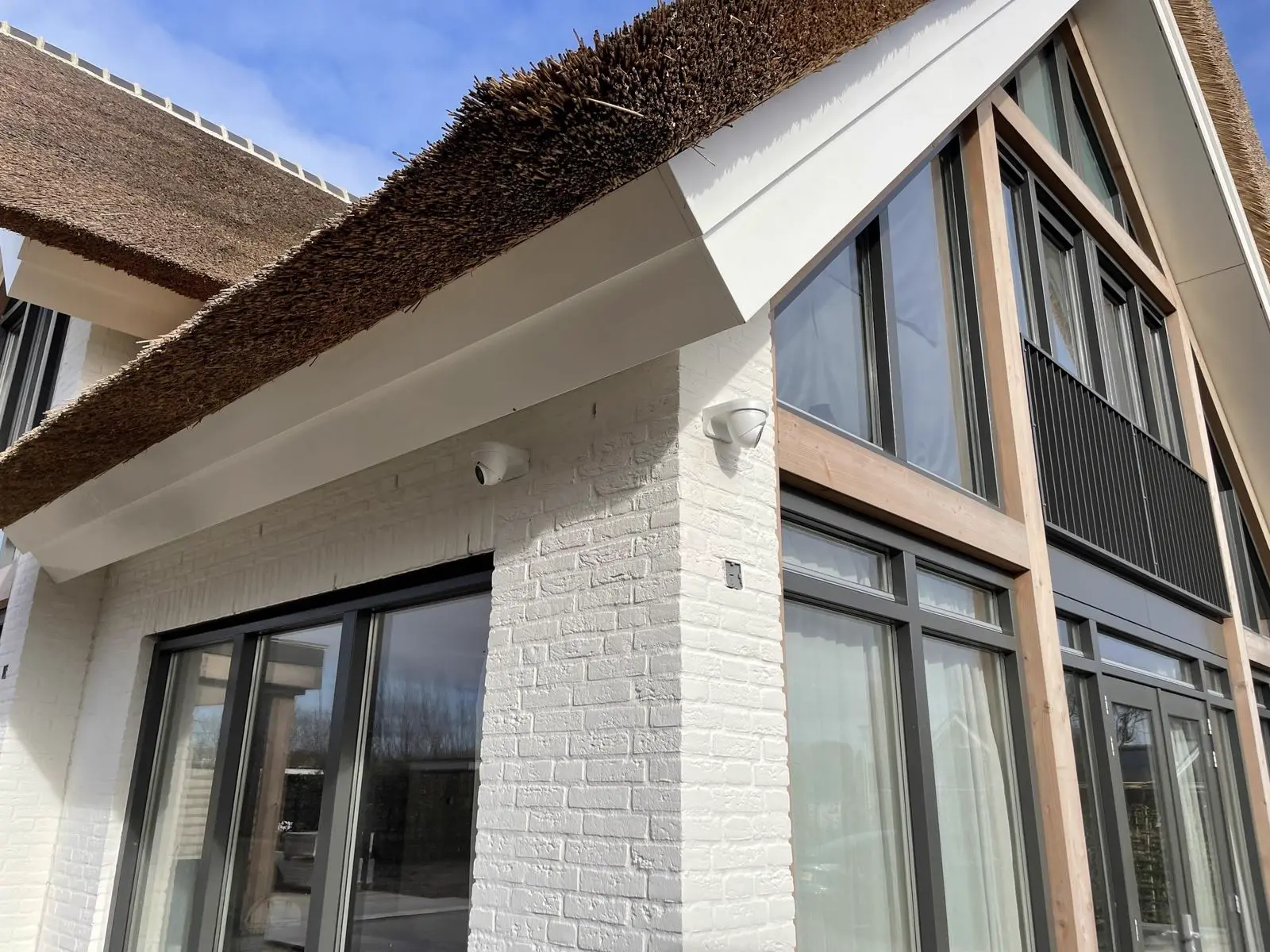 Villa met rieten kap in het Gooi, camera weggewerkt onder de dakrand