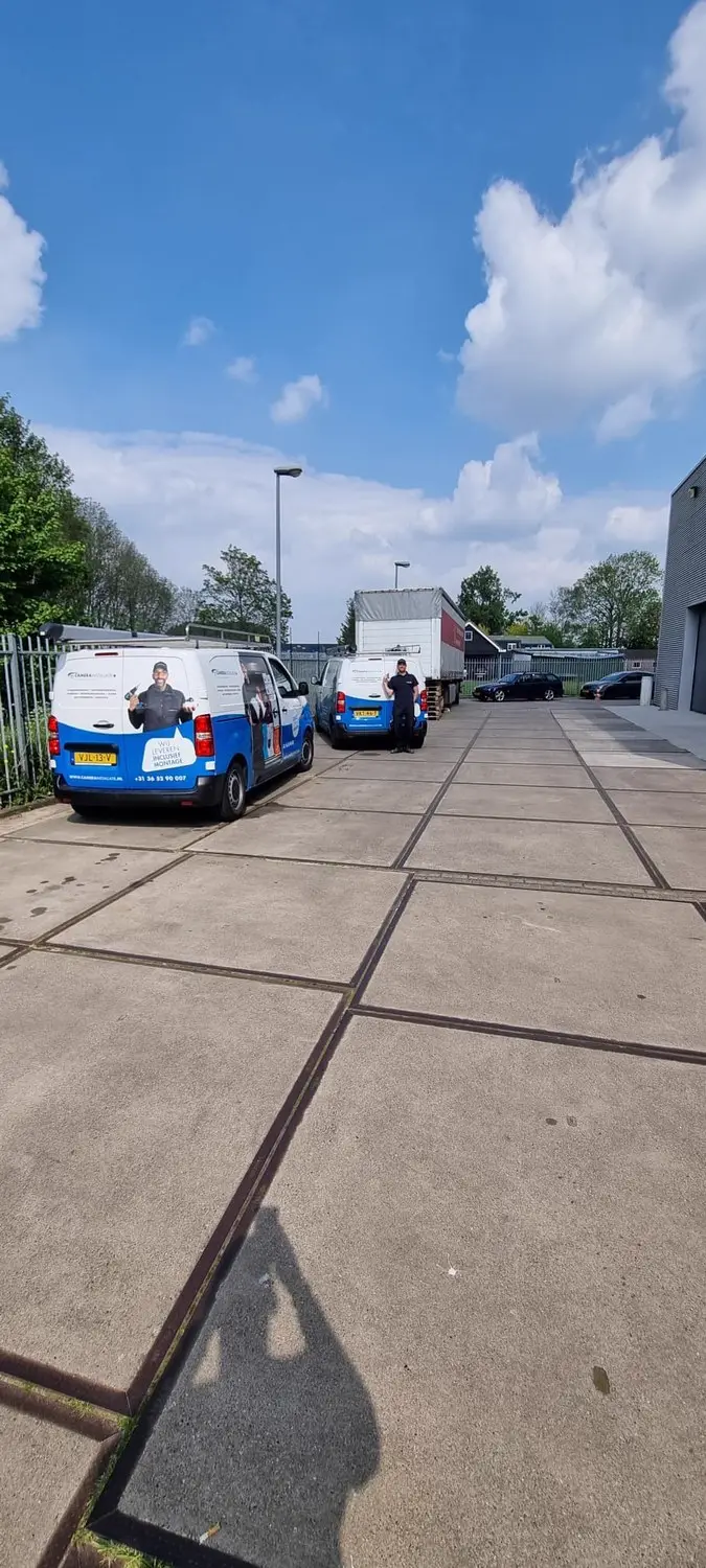 Het wagenpark met zestien eigen werkbussen