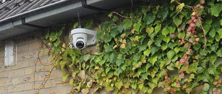 Woning in Mijdrecht: Ajax-alarm en twee camera's, met de kabel door het verlaagde plafond