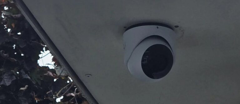 Nieuwe camera's zonder nieuwe gaten: een woning in Bosch en Duin